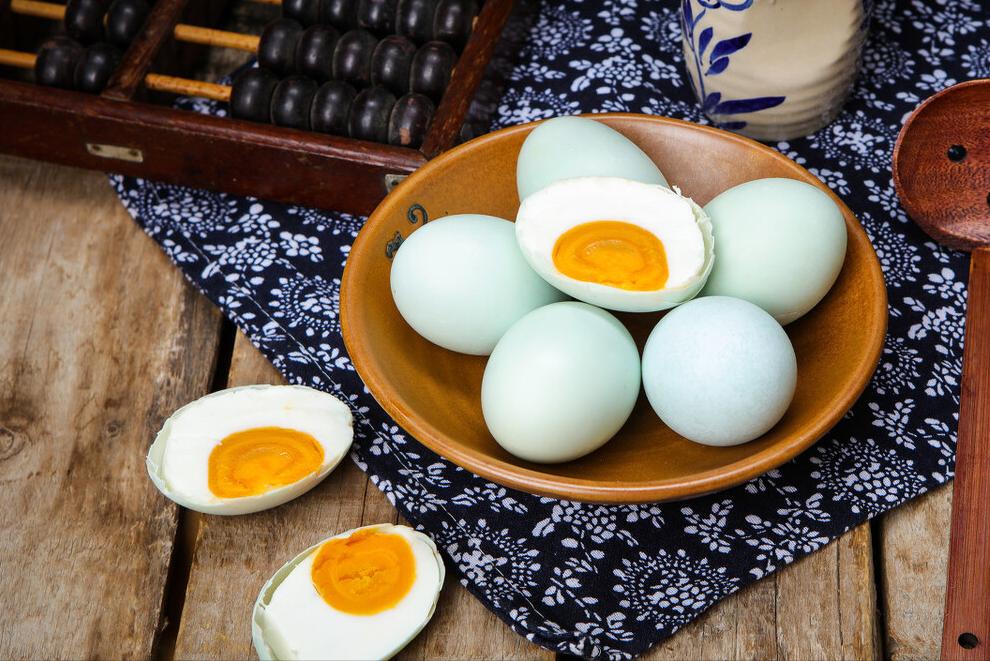 腌咸鸭蛋不要太咸还流油的做法,腌咸鸭蛋不用白酒的方法