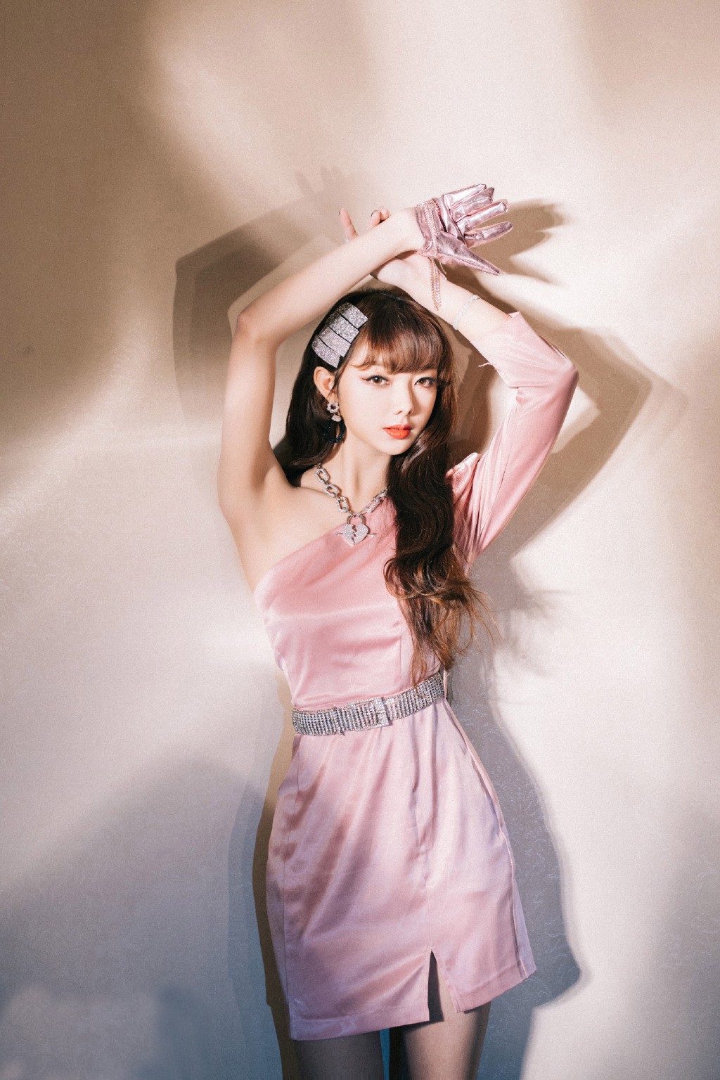 李紫婷穿搭图片,李紫婷白色吊带衫