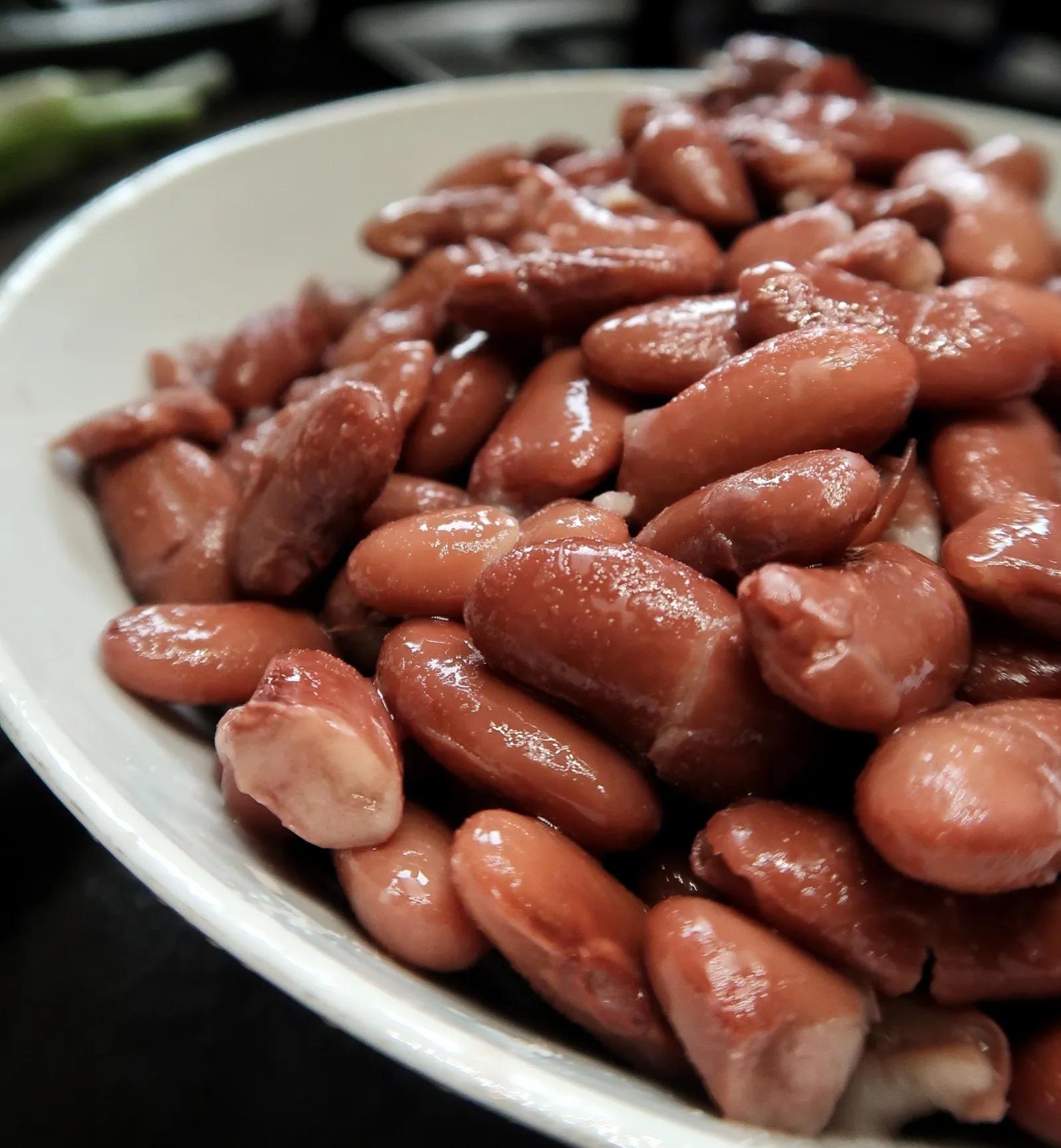 黄辣丁拿盐巴和料酒腌渍搓洗,它胡子刺很利,要格外小心。