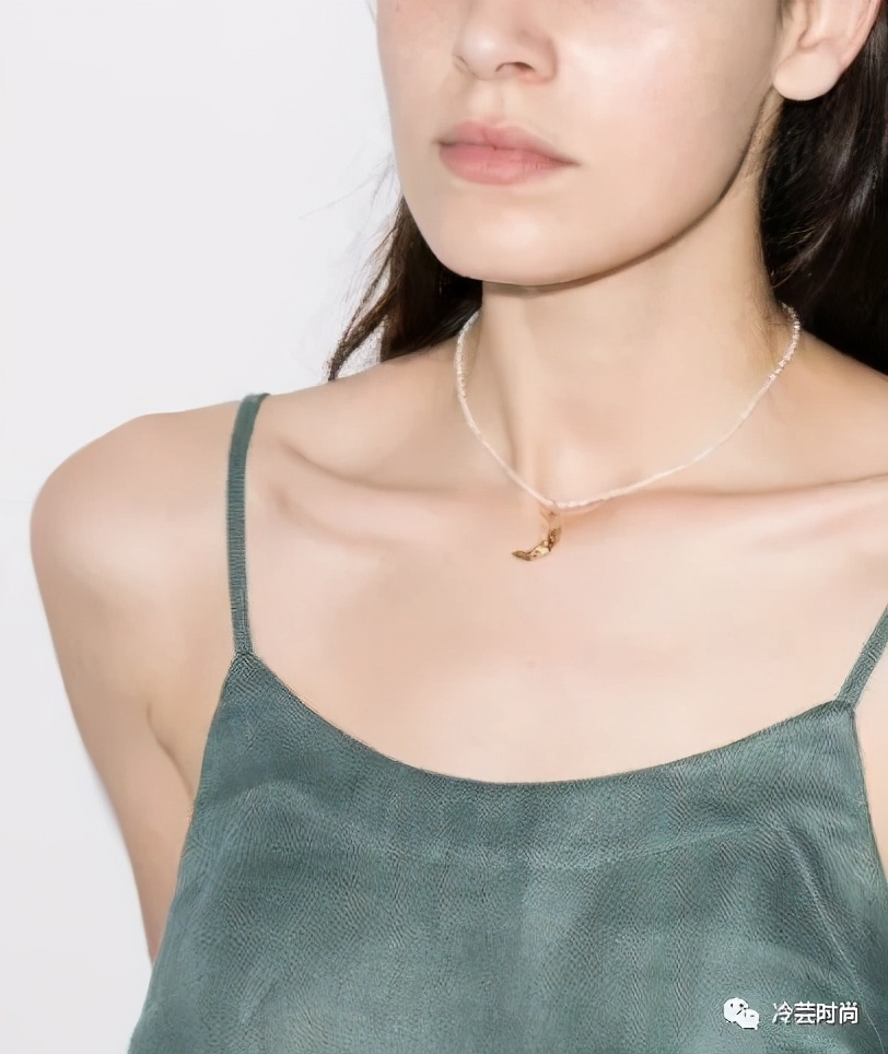 项链的活动扣佩戴方法,项链的佩戴要讲究八大搭配技巧