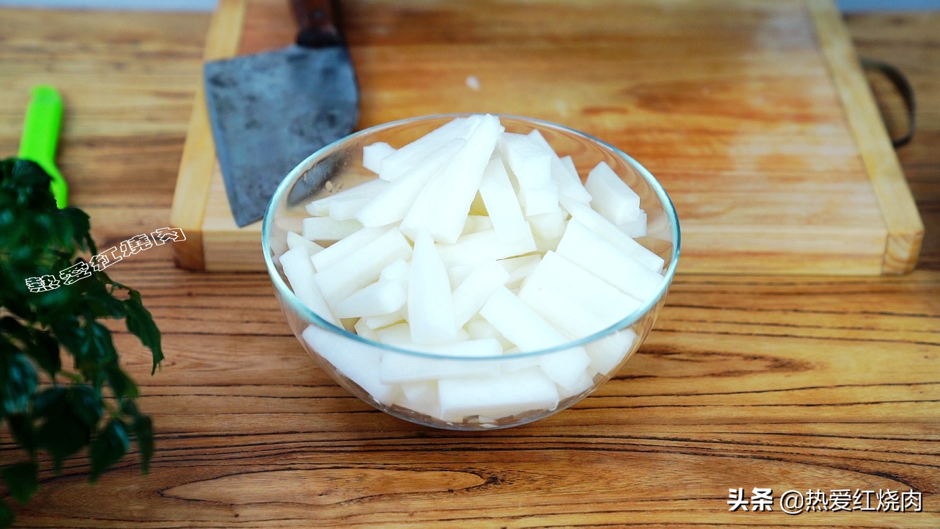 这小吃是湖北特产，加根白萝卜一起泡，又酸又辣还又脆，真好吃