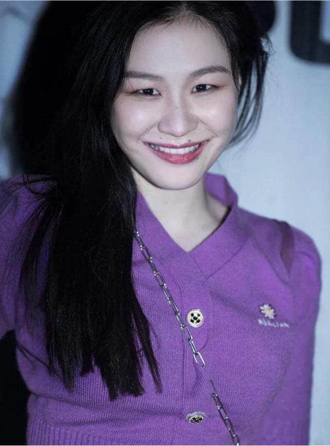 鞠婧祎荷叶边领泡泡袖短款上衣,有一种减龄叫鞠婧祎穿格子衣服