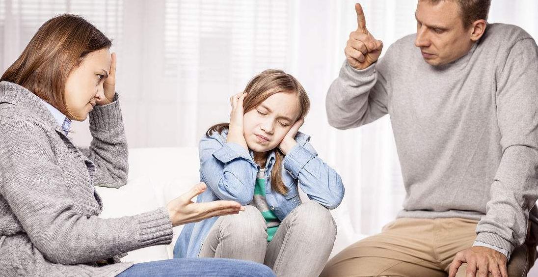 作为家长孩子犯错我们该怎么做,家长怎么正确的面对孩子的失误