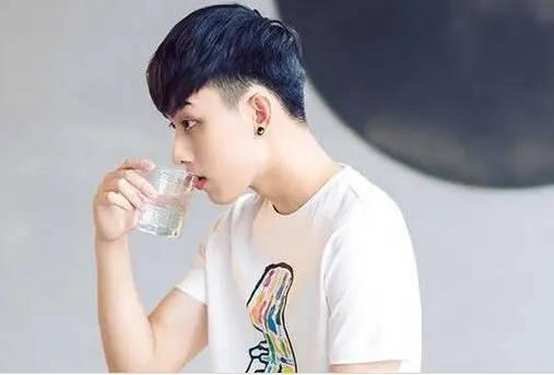 最新流行的男士烫发发型,今年最流行的男士烫发发型