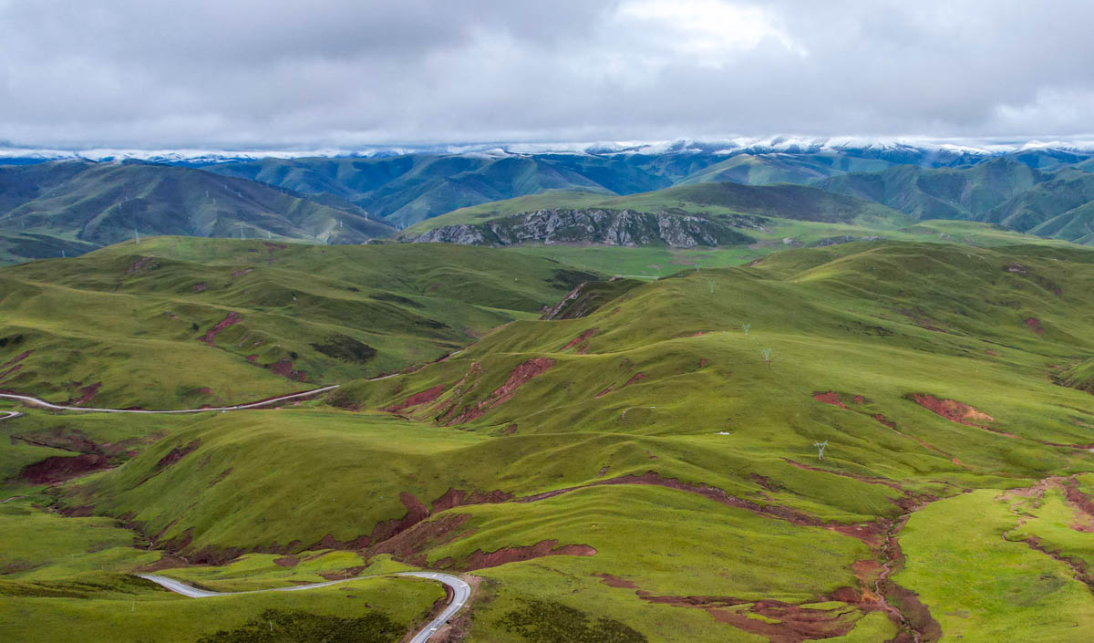 厉害了我的国！*藏西**昌都草原上发现一望无际的牧光互补太阳能基地