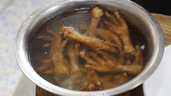 做虎皮鸡爪小火炸还是大火,虎皮鸡爪要不要焯水再炸