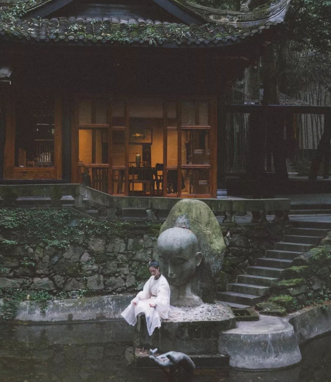 一家开在闹市里的茶馆,一家开在寺庙内的咖啡店