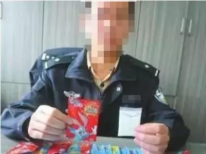 小学生吸食荧光粉,小孩吸食粉状零食