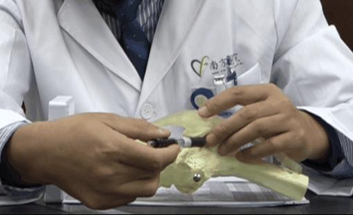 膝关节疼痛打玻璃酸钠有什么好处,膝关节疼痛打玻璃酸钠还是封闭好