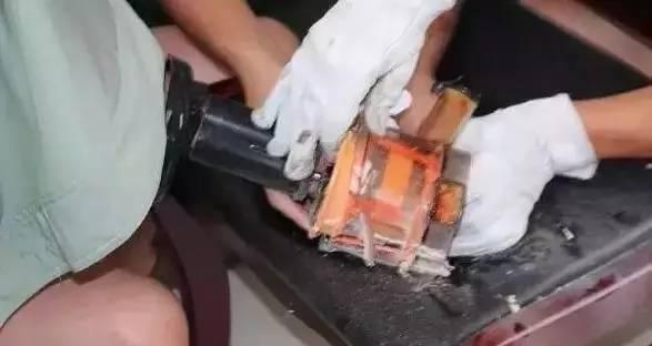 小孩手被榨汁机卡住,孩子手指被榨汁机搅伤