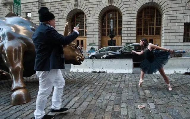 美国华尔街一雕像：超受女游客欢迎，合照时雕像被摸到发光！