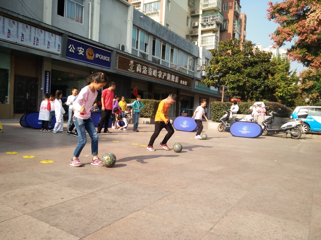 快乐足球绿茵表演,快乐足球放飞梦想