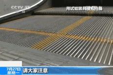孩子坐扶梯脚被夹,儿童脚趾被卷进扶梯