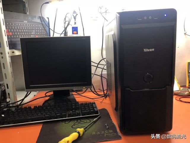 电脑显示器黑屏怎么办教你一招,电脑主机正常显示器亮一会黑屏