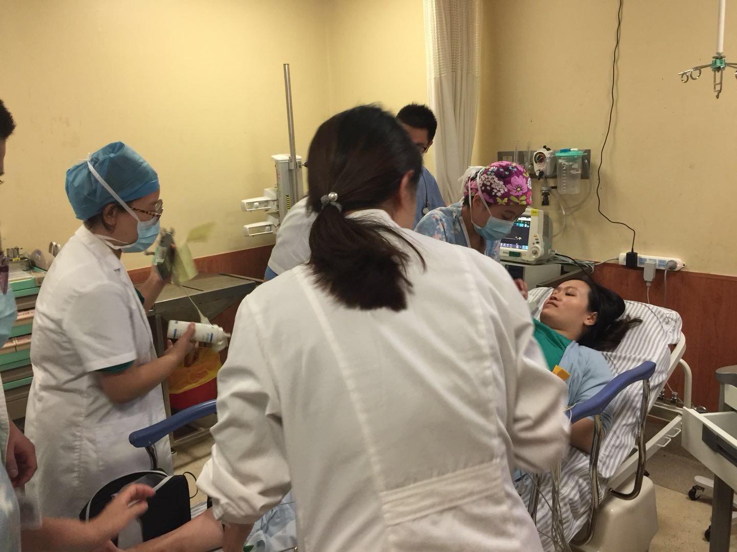 剖腹产和顺产出了产房怎么护理,顺产结束了为何还要侧切