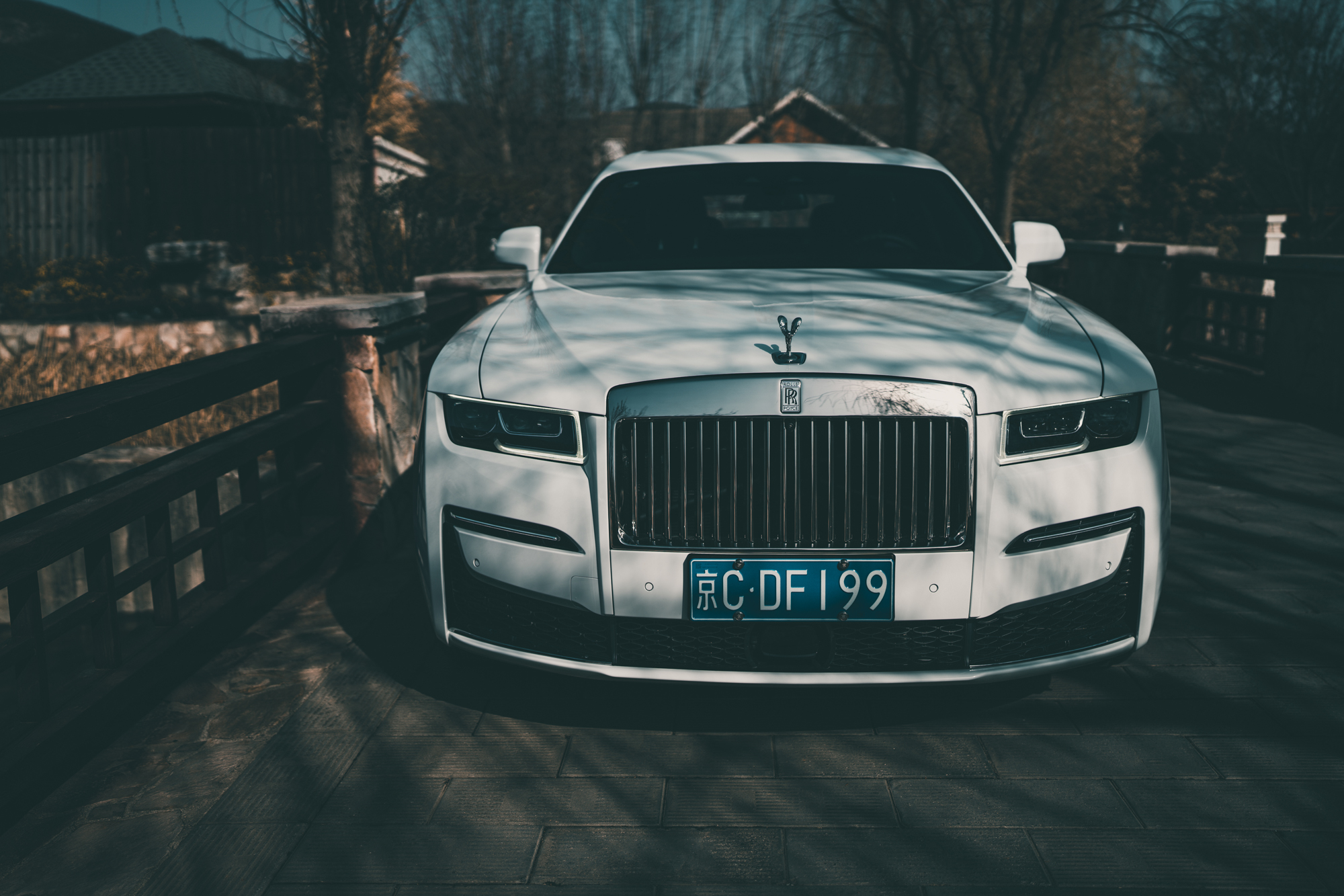 2022款劳斯莱斯古思特白色试驾,劳斯莱斯全新古思特驾驶感受