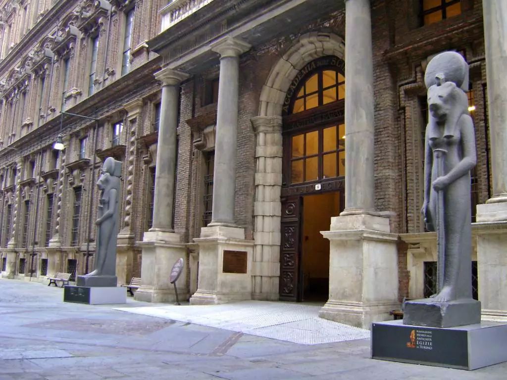 雪山下的城市美术作品,雪山下的艺术小镇在哪里