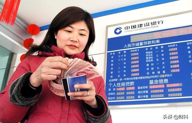 银行失误打到卡里的钱花掉违法吗,银行将800元误转800万后续