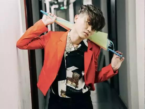 「故事」27岁男孩靠拍女装视频走红网络，他用行动证明越坚持越幸运