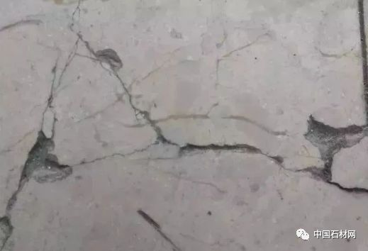 为什么大理石会出现黄色锈斑,天然大理石裂纹是残次品还是正常