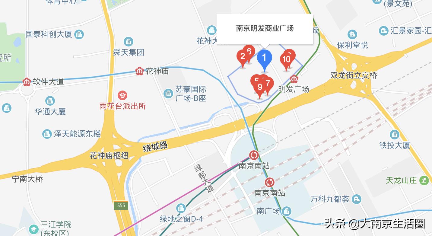 南京南站CBD旁的大型购物中心，商家纷纷撤离，如今却住满了人