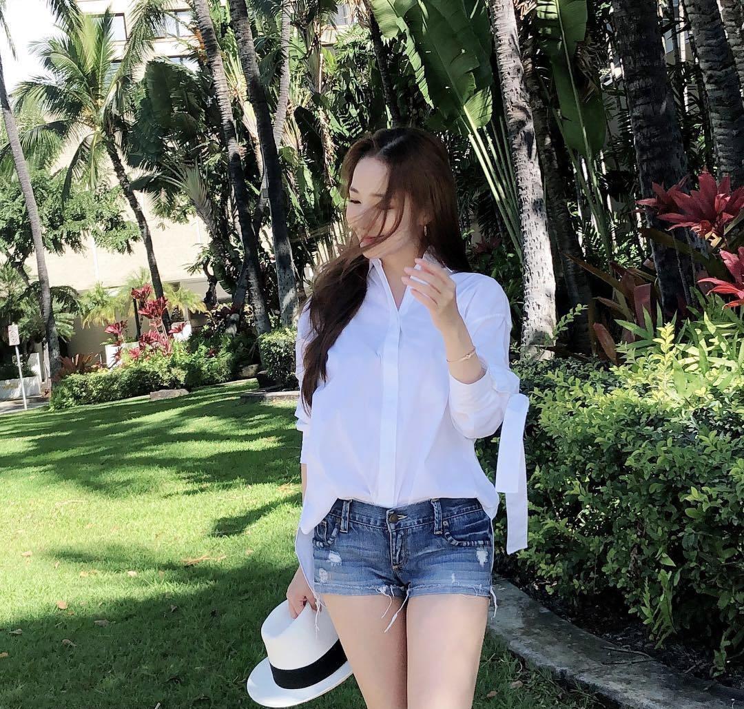 谭松韵穿皮衣衬衫配短裙,谭松韵复古印花衬衫配皮裤大波浪