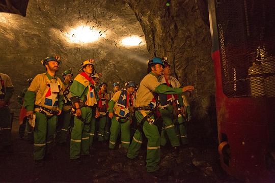 智利700米被困33名矿工怎么救的,智利矿难被困69天电影