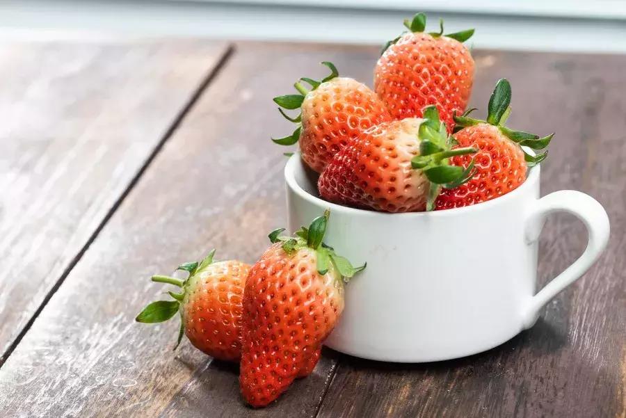 一下子吃了很多草莓,一下子吃了300g草莓