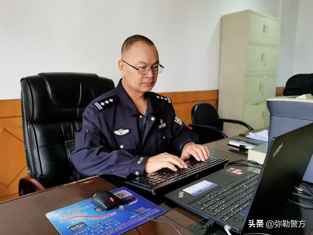 他身患癌症仍心系群众，体埋化疗针管坚守岗位服务群众