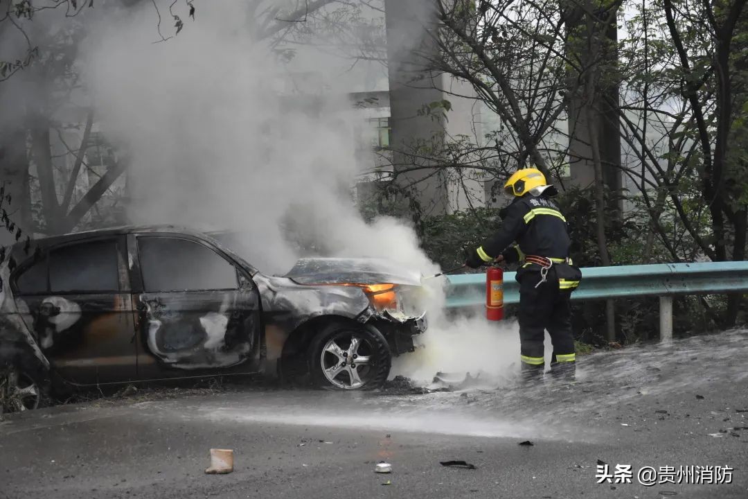两车相撞冒烟燃烧完整版,两车相撞现场燃起了大火