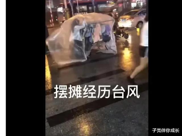 想靠摆地摊一年挣50万真的很难吗,90后男子摆地摊两个月赚7万