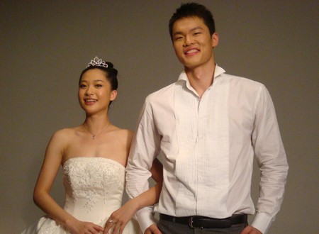 揭秘朱芳雨与现任妻子的恩爱秘密,朱芳雨三次婚姻