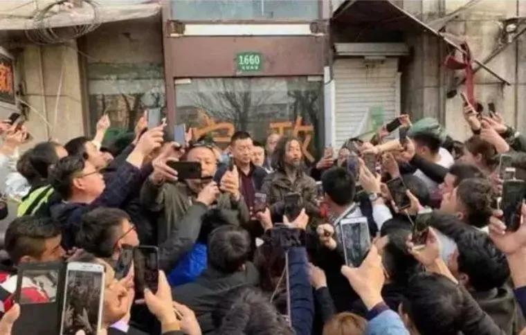 64岁疯子画家痴迷画画，作品堪称毕加索，专家痛批：小学生水平