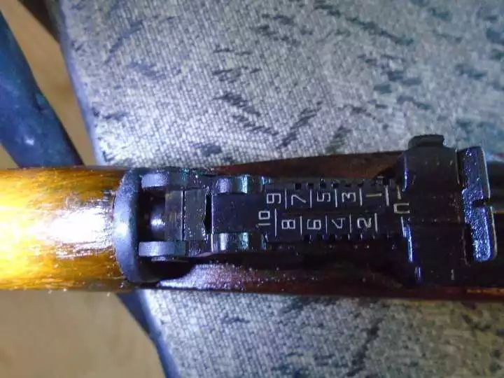 瞄准镜弹着点在准星下方,瞄准镜安在枪身左边还能瞄准吗