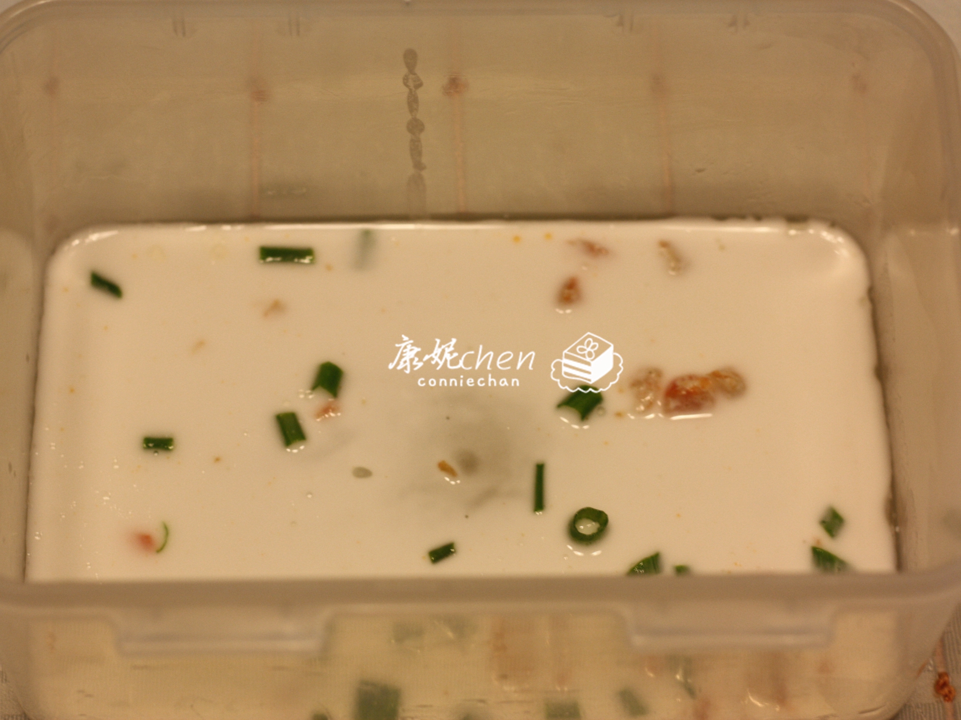 它用大米做的，做法简单，晶莹剔透，香滑可口，当早餐营养又好吃