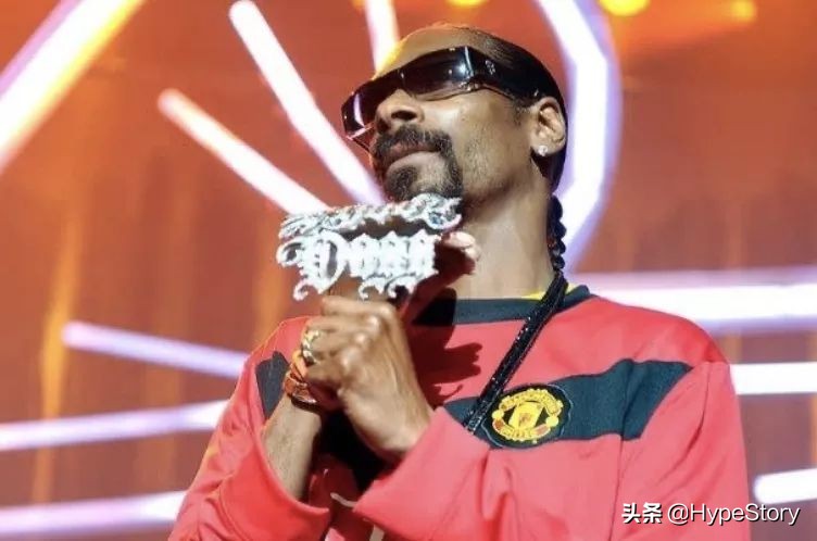 他是西海岸教父级的说唱歌手，也是足球圈最拽的球衣狂魔