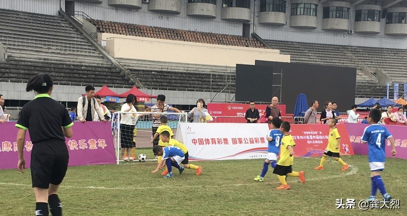 二年级初次足球比赛勇夺季军,乐至县二幼篮球