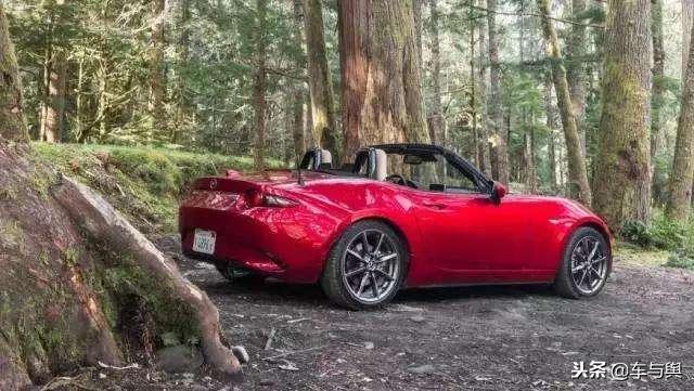 奥迪tt软顶敞篷跑车视频,2019奥迪tt敞篷版跑车太好看了吧