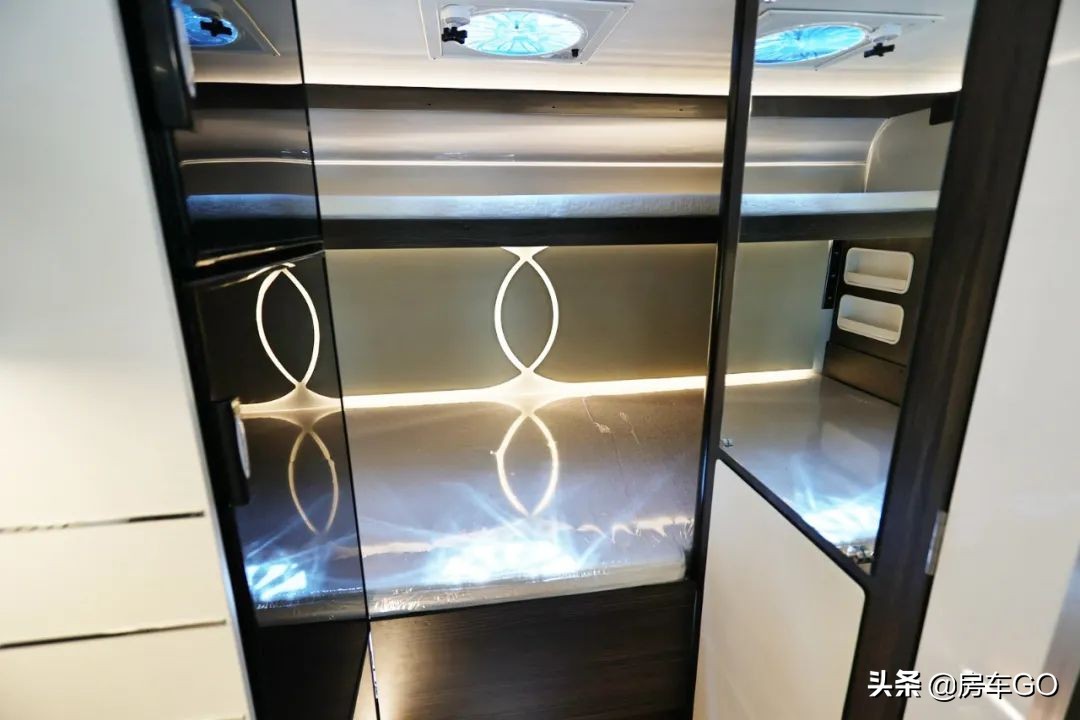 这台房车有5种充电方式，车内电器语音控制，卫生间也是干湿分离