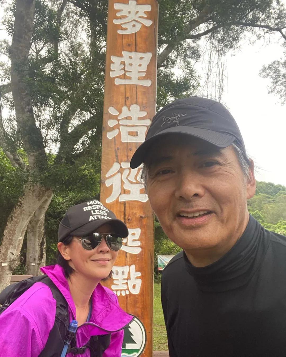 刘嘉玲穿运动鞋,54岁的刘嘉玲穿运动装登山