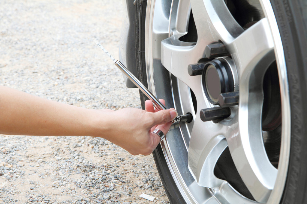 胎压故障灯亮了还能继续开吗,马自达cx4胎压报警亮了一下熄灭了