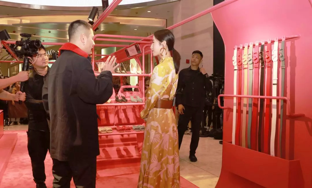 我抓住了一位资深柜员，道出了如何让你掏钱买包的秘密