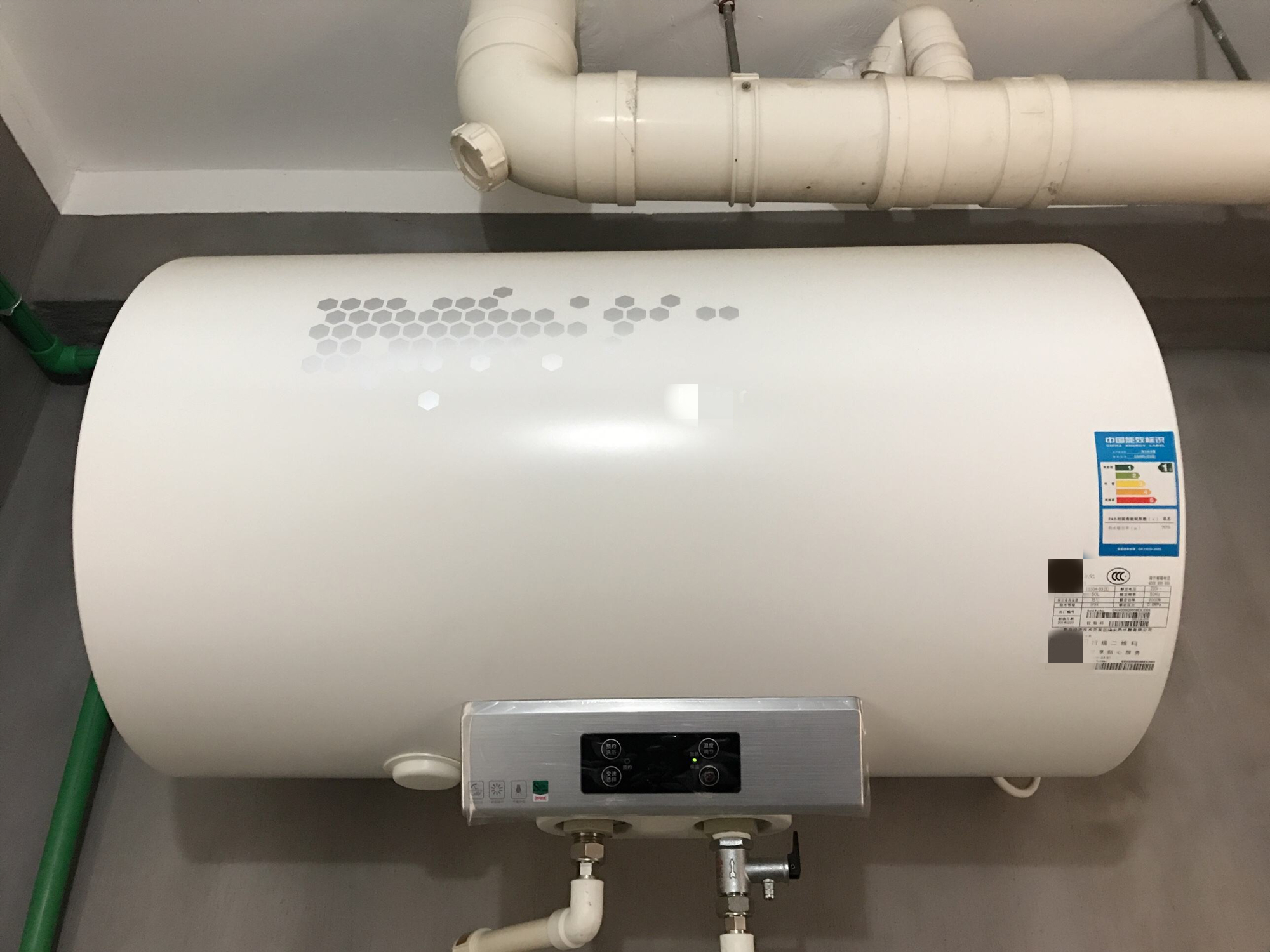 电热水器老是从排气阀门滴水不停,电热水器下面小阀门滴水原因