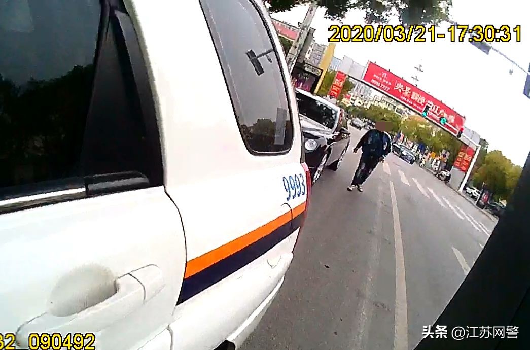 江苏盐城：盐城一辆尾号688的宾利车，因为车主一个“招呼”，这下真的“886”了