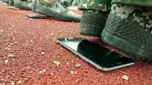 军训教官踢打学员,军训教官踢学生视频