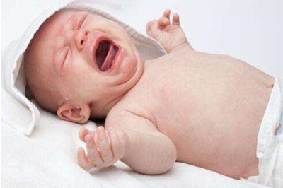 宝宝哭闹吐奶放屁肚子咕噜咕噜,宝宝夜里哭闹频繁睡不踏实老放屁