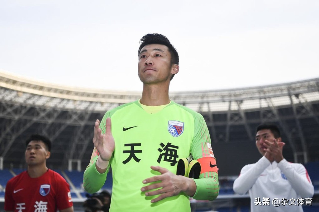 国足主力赴韩游玩，与妻子生下3个孩子，妻子是高颜值主持人