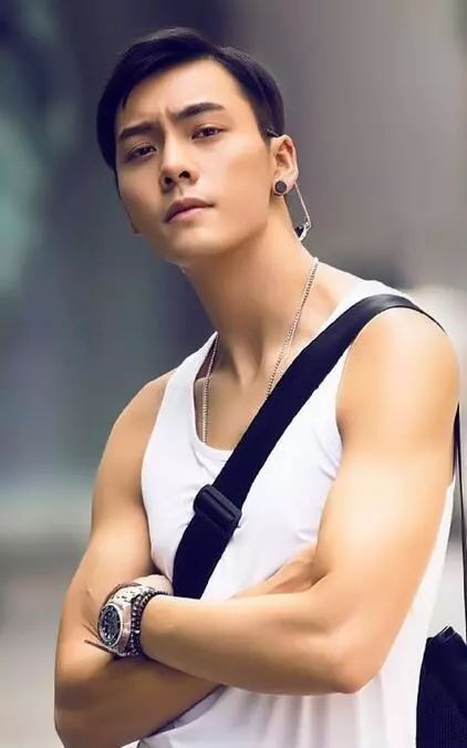 陈伟霆戴耳钉视频,陈伟霆黑色耳钉