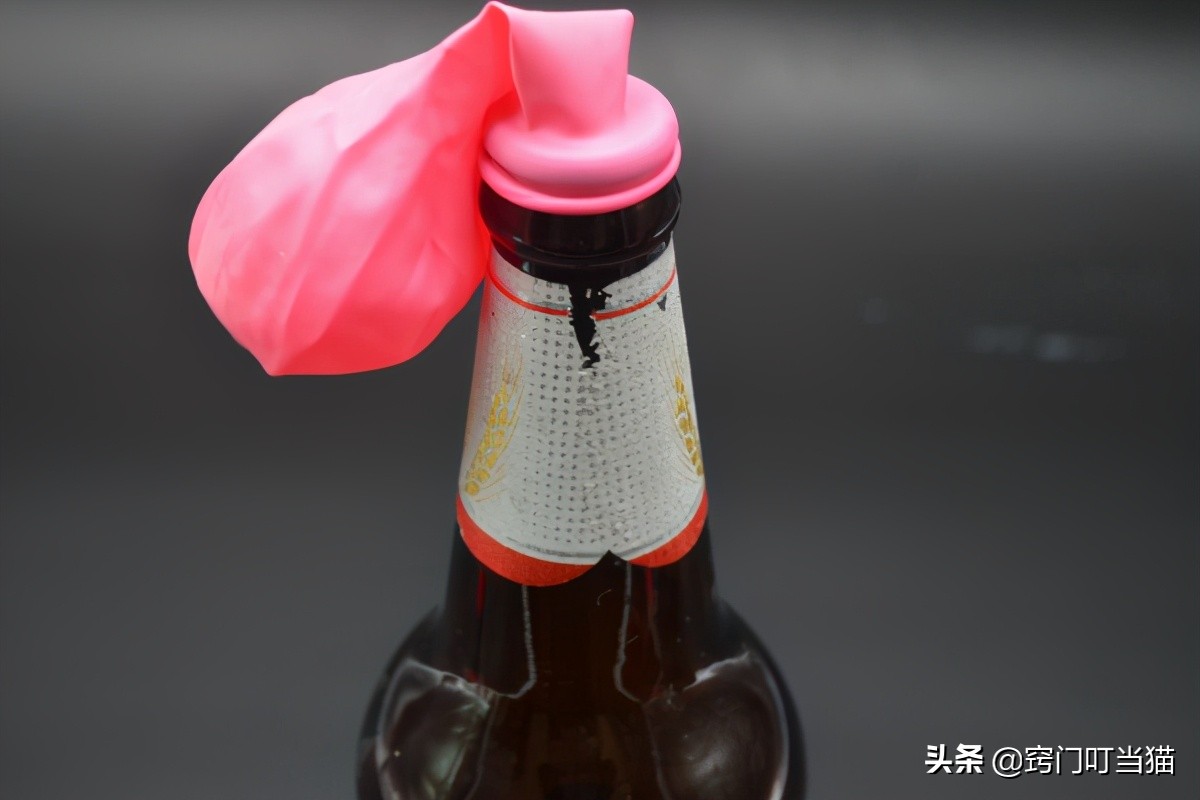 气球套在瓶子底下,气球装在塑料瓶有什么用