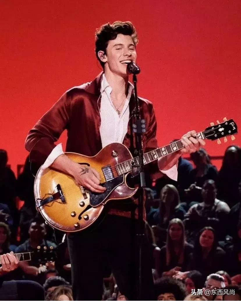 萌德确认了CK最新代言人的身份，网友呼吁裤子必须穿好！